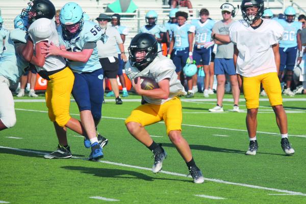 Monitor Photo/Russell Slaton Malakoff Tiger running back Blaise Ryon (center) makes a cut during the Aug. 14 scrimmage hosting West Rusk the first offical weekend of intersquad scrimmages.