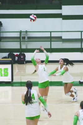 Monitor Photo/Blaine Clamon Mabank senior Jordyn “JoJo” Marker (No. 1) (Left), who is third in District 15-4A in assists and aces, sets the ball during her team’s District opener at home Sept. 11 versus Canton.